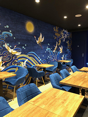 Décoration restaurant japonais sushi grande toile étanche panoramique en un seul tenant couleur bleu et or, grues du japon et fleurs d'abricotier dorées dans la nuit en plaine lune, carpes dorées dans les vagues.