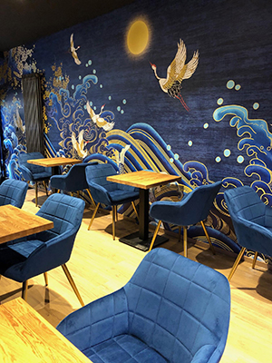Déco original restaurant sushi tapisserie murale panoramique bleue, oiseaux mythiques et fleurs de cerisier, poissons dorées dans les grandes vagues.