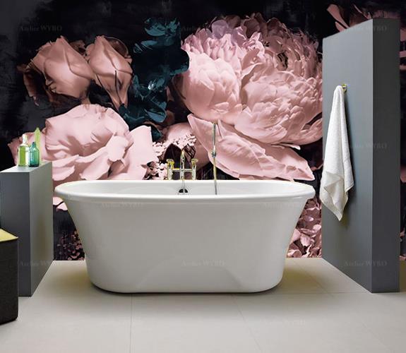 Panneau décoratif mur de baignoire floral conception et fabrication sur mesure, découpe à la demande, pose bord-à-bord. Salle de bains ambiance jardin fleuri pivoines et roses en floraison aspect ancien.