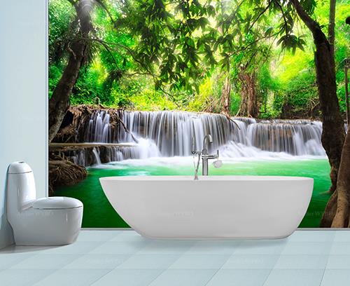 Tendance déco salle de bains moderne remplacer carrelage traditonnel par panneau étanche décoratif paysage nature chute d'eau turquoise cascade arbre forêt tropicale