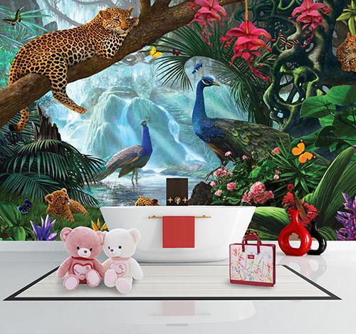 décoration salle de bains pour enfants et ados design ludique crédence géant mur de baignoire paysage de la jungle famille de panthères et paons dans le lac près d'une cascade toute fraiche, accompagnés des fleurs et papillons exotiques.