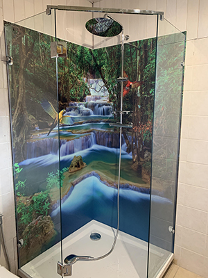 déco tendance rénovation salle de bains cabine de douche,remplacez vos anciens carrelages par nos panneaux muraux décoratifs photoréaliste paysage nature chute d'eau dans la forêt avec perroquets arc-en-ciel.