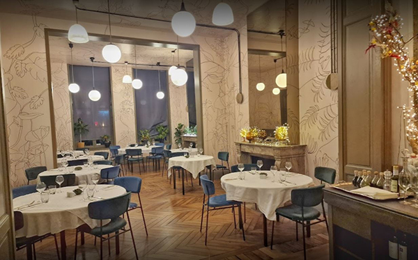 Réalisation de plusieurs papiers peints illustration plantes tropicales motif continu entre murs et plafond dans un restaurant.