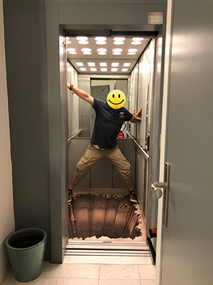 Réalisation de plusieurs revêtements de sol trompe l'œil 3D trou dans l'ascenseur dans un groupe de bâtiment, matière robuste en PVC épais, accès handicapés adaptés.