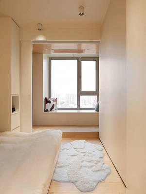 Déco minimalisme chambre tapis chic blanc épais surface en bas relief inspiration de la pureté de la neige.