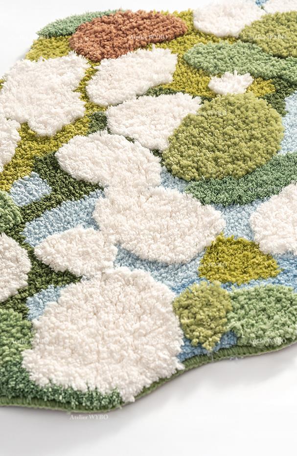 Tapis épais poil long absorbant surface en relief pour salle de bain motif sous-bois dans la forêt mousse verte et lichen blanc sur fond bleu ciel.