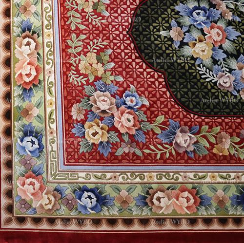 tapis rouge classique fleurs et feuillages chambre descente de lit design vintage motif symétrique,tapis haute de gamme pure soie naturelle noué à la main velours en relief fleurs de printemps sur fond rouge et noir
