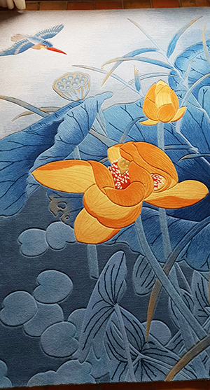 prix tapis personnalisé Atelier WYBO confection sur mesure pièce unique fleur jaune feuille de lotus et oiseau dans la nuit bleue.