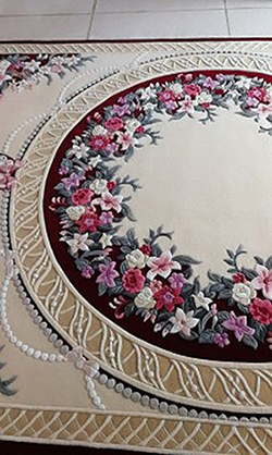tapis 3d personnalisé pur laine vierge signé Atelier WYBO fleurs rouges roses violettes et jaunes sur fond beige et rouge bordeau motif classique symétrique velours sculpté en relief par ciselure fabrication sur mesure