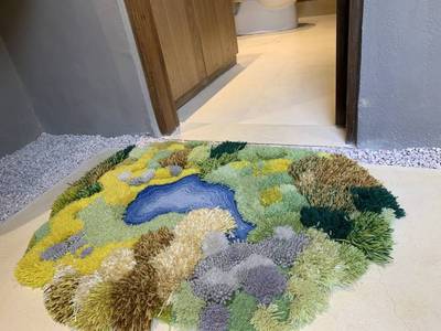 tapis en laine design 3d production sur mesure séjour cuisine motif paysage nature en automne pelouse jaune buisson marron bassin bleu.