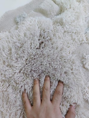 tapis blanc velours doux en relief confection sur mesure pièce unique fait à la main signé Atelier WYBO.