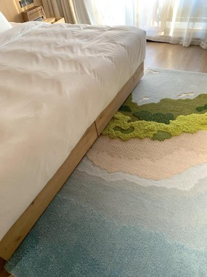 tapis bleu motif mer océan vague plage et végétation pour chambre descente du lit, tapis en laine haut de gamme et fibre textile fait à la main surface en relief fabrication sur mesure.