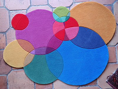 tapis design moderne fait à la main sur mesure cercles multicolores pour séjour salon chambre.