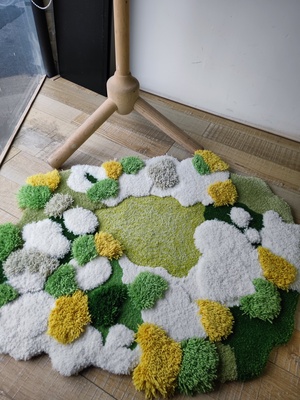 tapis épais en laine petit format sur mesure pour salon séjour chambre couloir motif pelouse en automne mousse jaune lichens blanc, décor sol chic très original.
