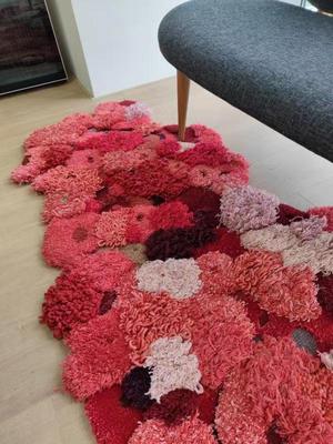 tapis en laine épaisse pour chaise fleurs herbes mousses et lichens rouge en relief.