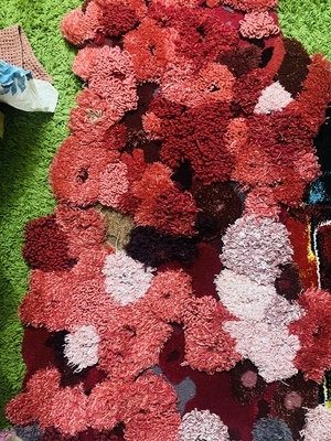 acheter tapis moderne en laine couleur rouge et rose motif fleur plante végétation sous bois.