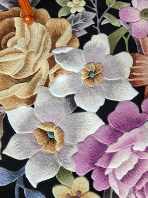 tapis rond fleurs de la campagne sur fond noir fabriqué à la main matière noble en laine de Nouvelle-Zélande.