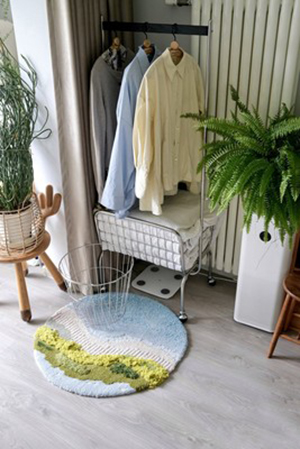 acheter tapis laine séjour petit format velours en relief fait à la main paysage tropical plage beige océan bleue plante verte.