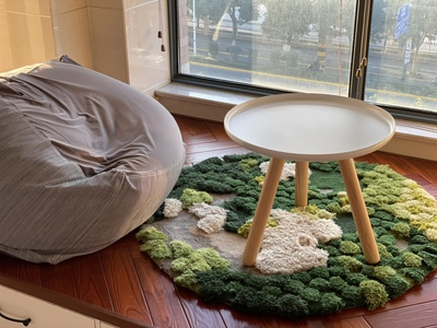 tapis rond vert pour chaise et canapé en laine haut de gamme confection sur mesure motif sous bois dans la forêt en printemps, mousse et lichens sculptés en relief.