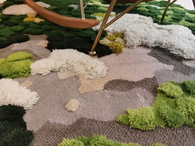 Devis tapis de luxe en laine fait main sur mesure Atelier WYBO design inspiré par une forêt fraiche en peintemps, joli sous bois avec mousse et lichens en relief.