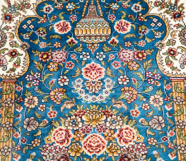 Tapis mural style oriental matière noble en soie naturelle haute qualité noué main,motif maison traditionnelle et pot de fleur, fond bleu et noir.