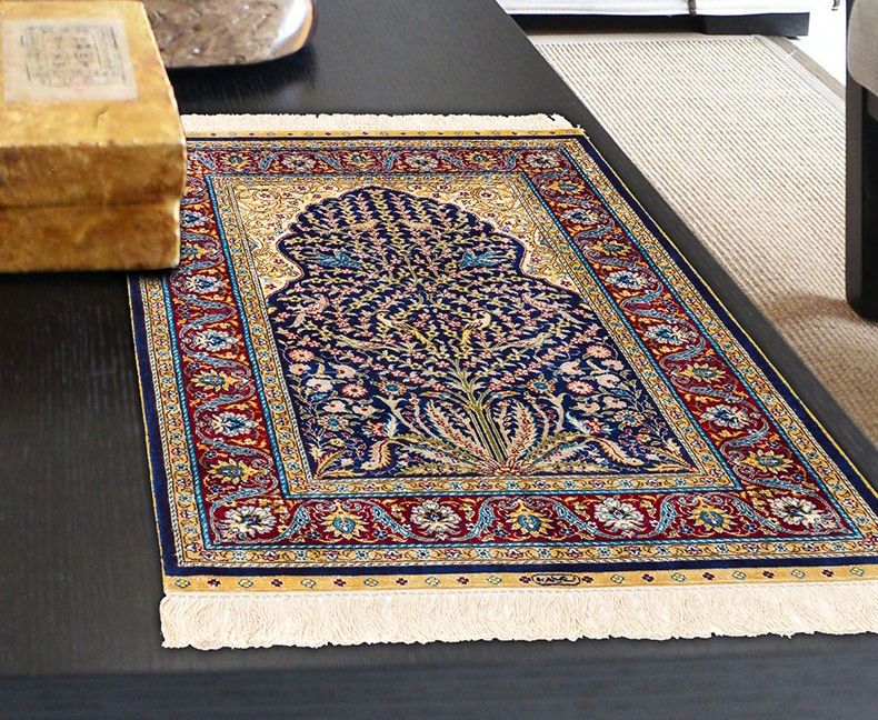 tapis petit format en soie naturelle noué main style oriental classique petites fleurs et oiseaux sur fond bleu nuit.