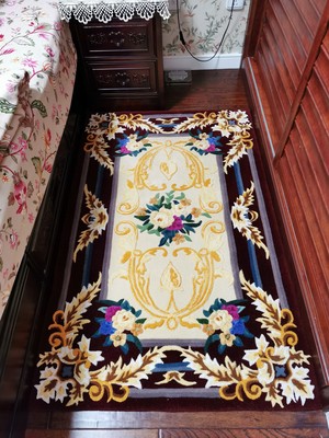 Petit tapis descente de lit sur mesure style baroque fleurs et feuillages en relief en laine de Nouvelle-Zélande fabriqué à la main.