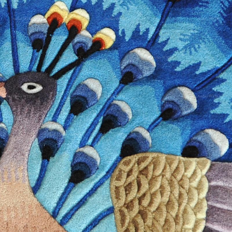 Tapis salon chambre bureau en laine qualité supérieure fait à la main, design original oiseau légendaire paon fait sa roue avec ses magnifiques plumes bleu métallisé.