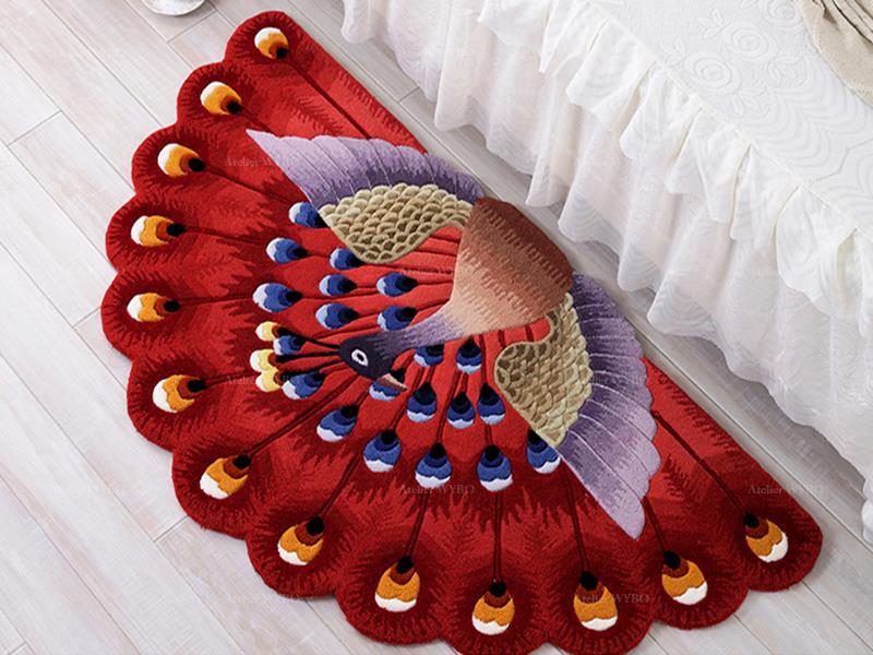 Tapis rouge original pour descente de lit paon faisant sa roue forme demi-cercle, en laine de qualité supérieure fait à la main.