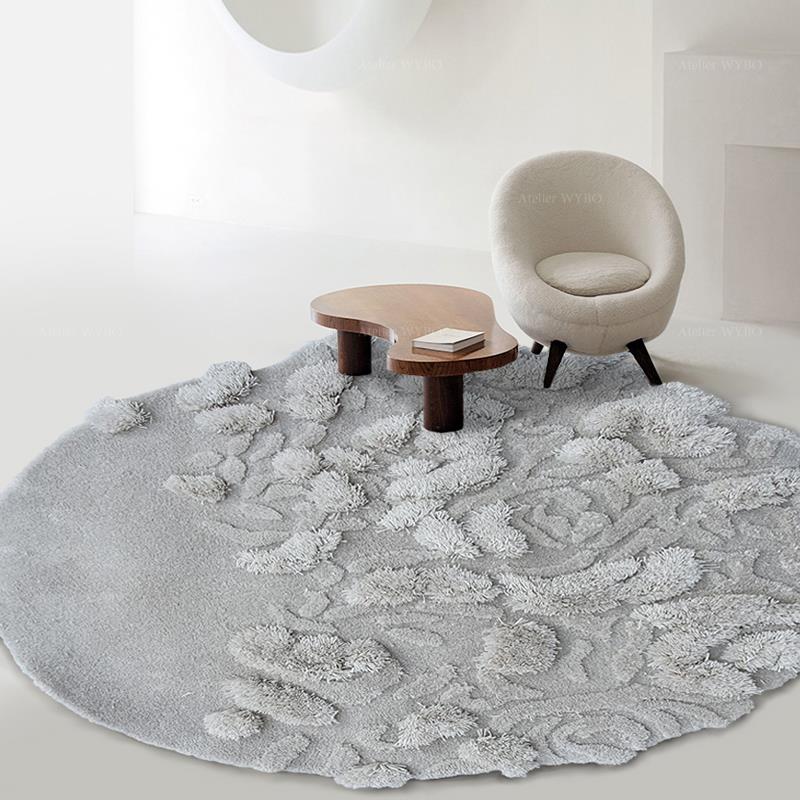 Tapis 3D laine haute qualité forme ronde conception originale labyrinthe et végétation ton grisaille surface en relief fait à la main.