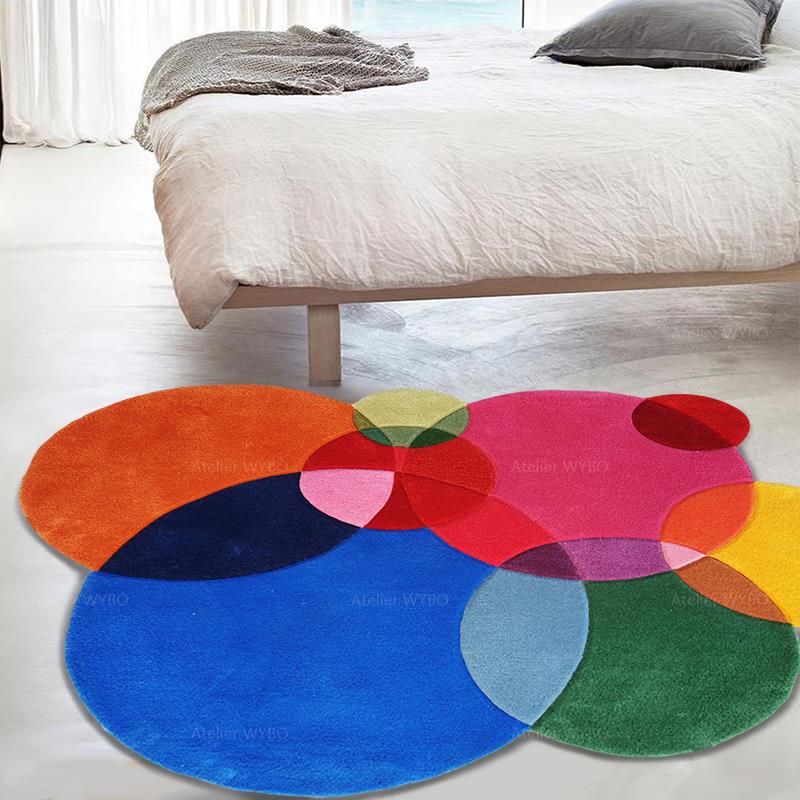 tapis design moderne personnalisé pour descente de lit forme irrégulière composition des cercles multicolores.